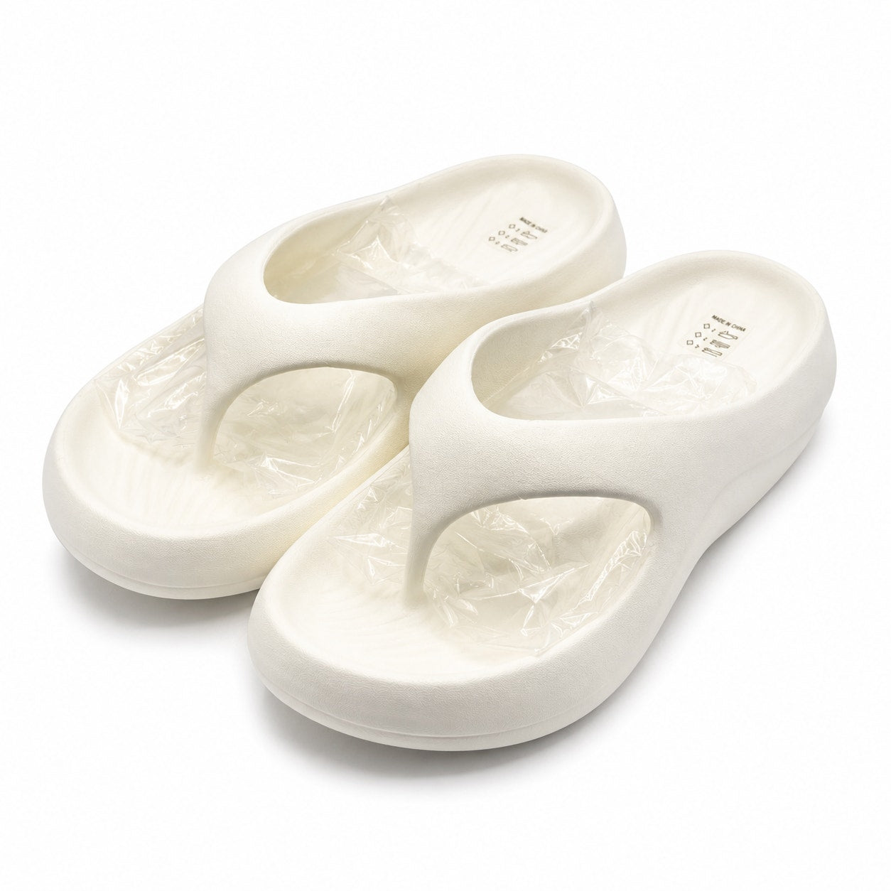 White Puziarl slide comfort shoes in size 6-6.5 with a simple slip-on design and cushioned footbed for casual wear.